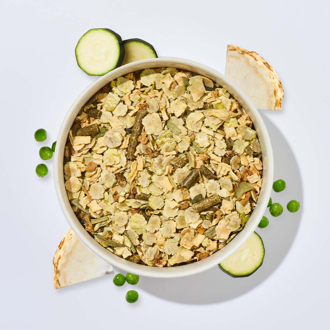 Gemüse-Mix karotinfrei und getreidefrei in weißer Schale mit Zucchini und Erbsen ohne Karotin und Getreide zur Fleischfütterung, 1 kg