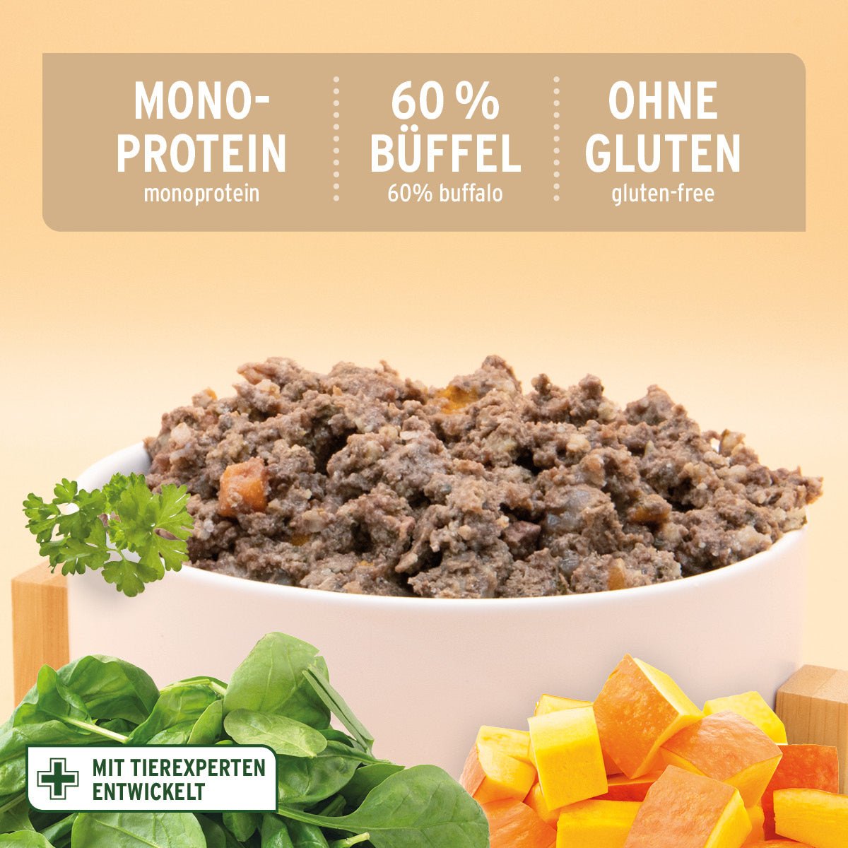 AniForte Nassfutter für Hunde mit 60 % Büffelfleisch, Spinat, monoprotein und glutenfrei in weißer Schale mit frischem Gemüse.