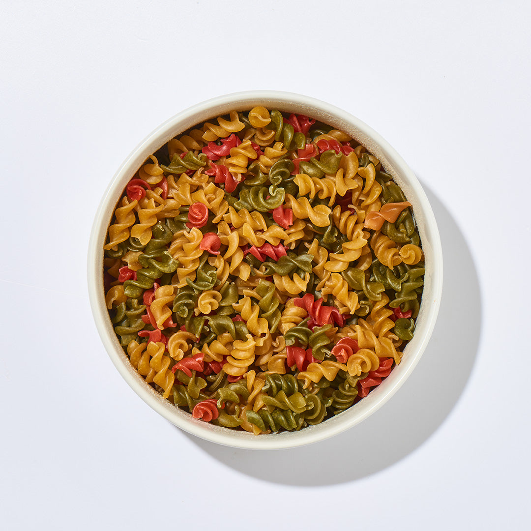 Vorgekochte vegetarische Hundenudeln mit Gemüse, Vitaminen und Mineralien in weißer Schüssel, 5 kg Packung