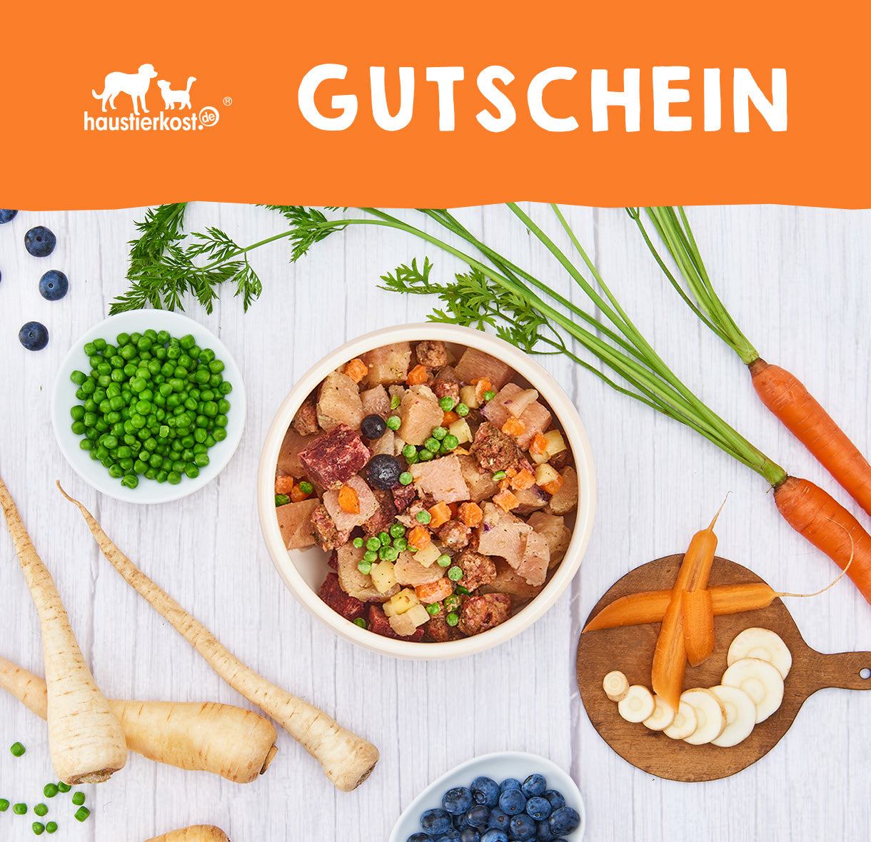 haustidepoterkost.com® Geschenkgutschein mit frischem Gemüse und einer Schale Tierfutter auf Holzuntergrund